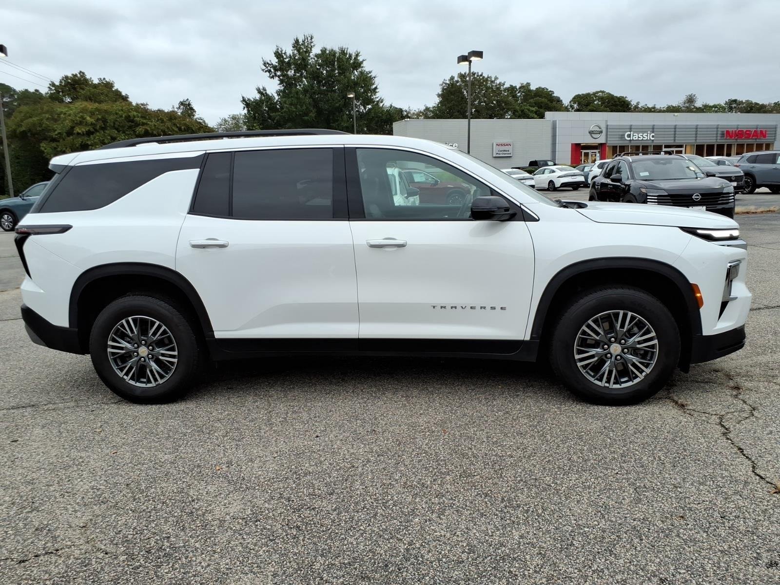 Used 2025 Summit White Chevrolet AWD LT image 6