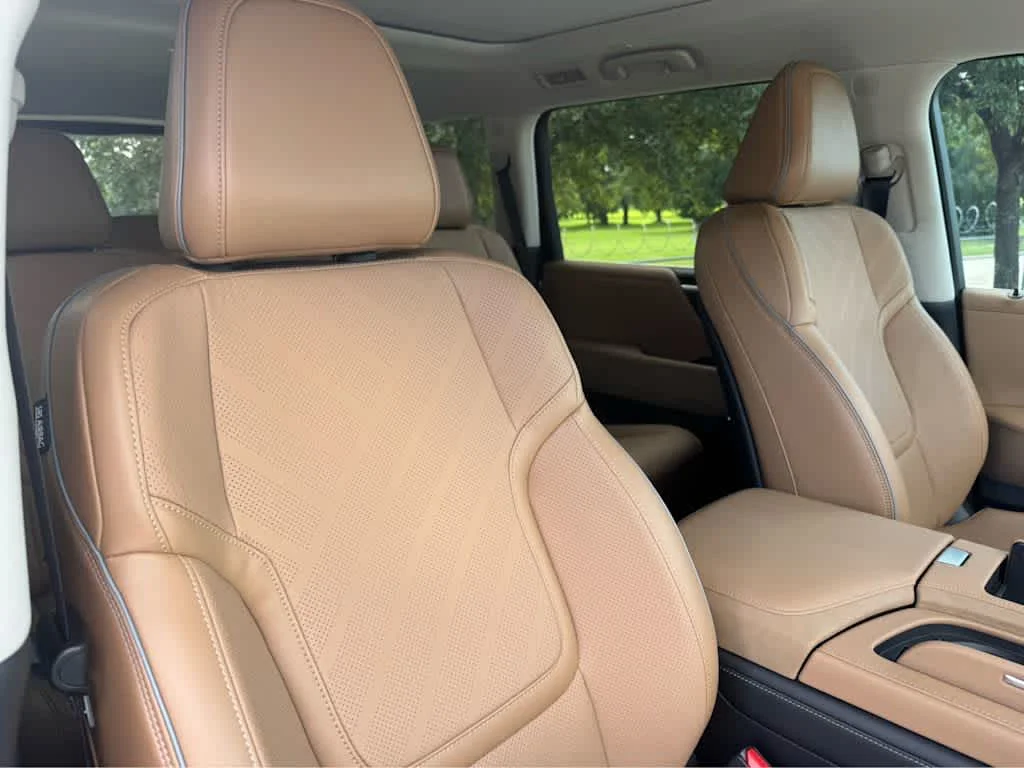 New 2026 RADIANT WHITE INFINITI LUXE image 9