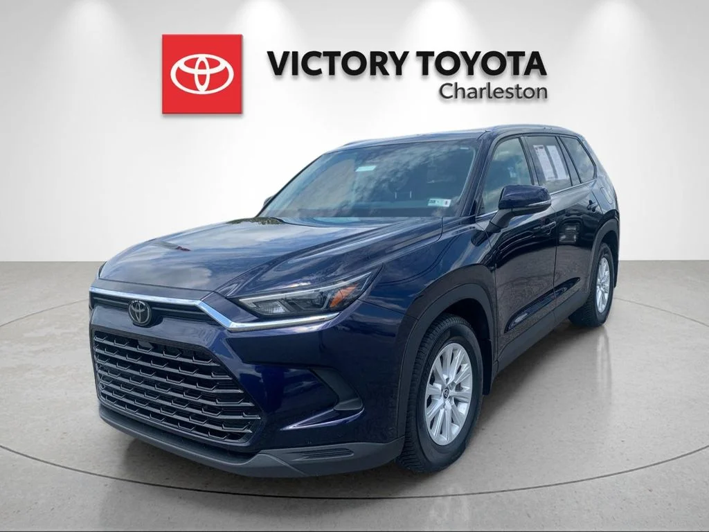 Used 2024  Toyota XLE image 1