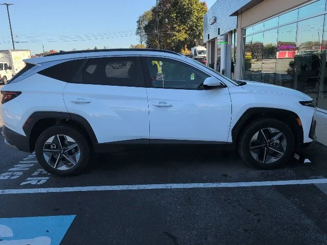 Used 2025 White Hyundai SEL image 2