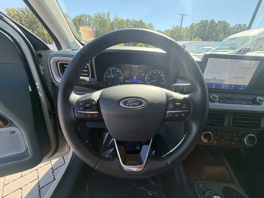 Used 2024  Ford Lariat image 17