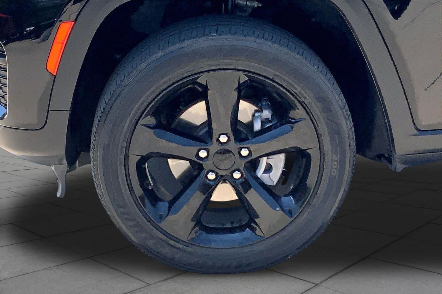 Used 2023 Diamond Black Crystal Pearlcoat Jeep Altitude image 10