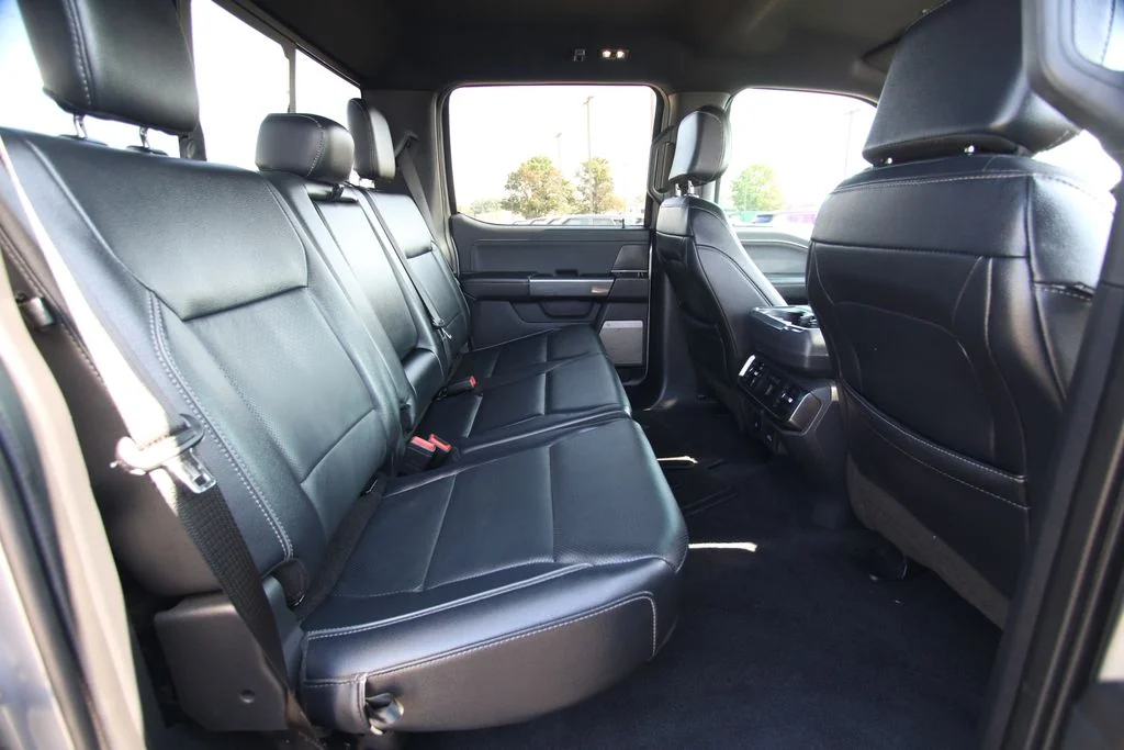 Used 2023  Ford Lariat image 10