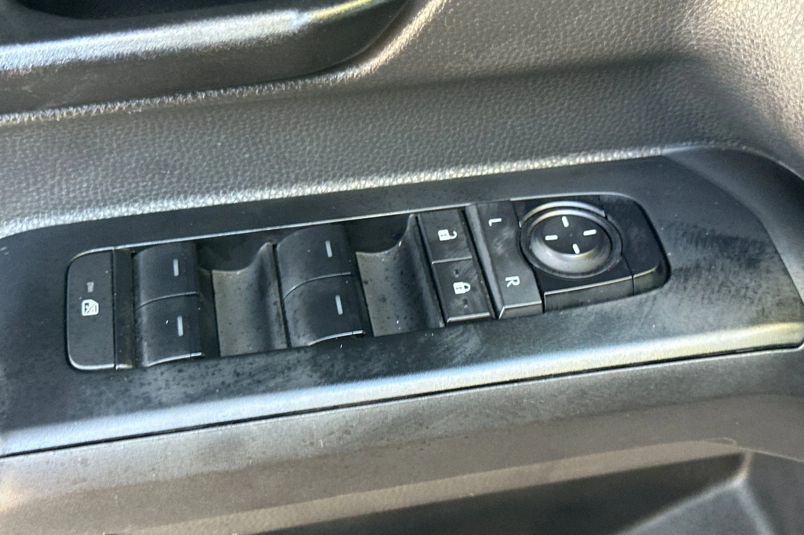 2025 Toyota Tacoma SR5 - Photo 20