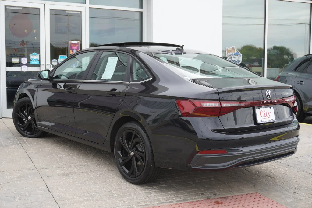 Certified Used 2025 Black Volkswagen 1.5T SE image 14