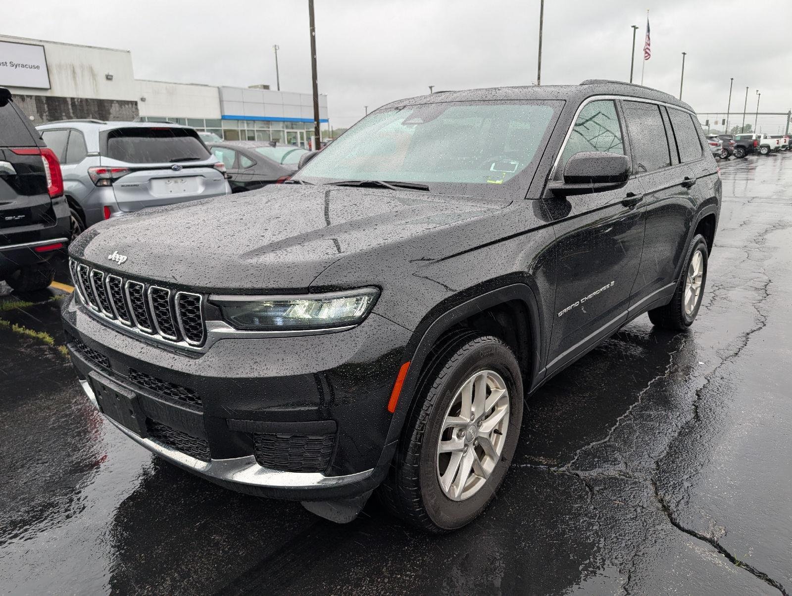 Used 2025 Diamond Black Crystal Pearlcoat Jeep Laredo X image 4