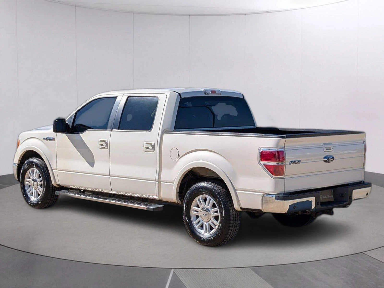 Used 2009  Ford XL image 3