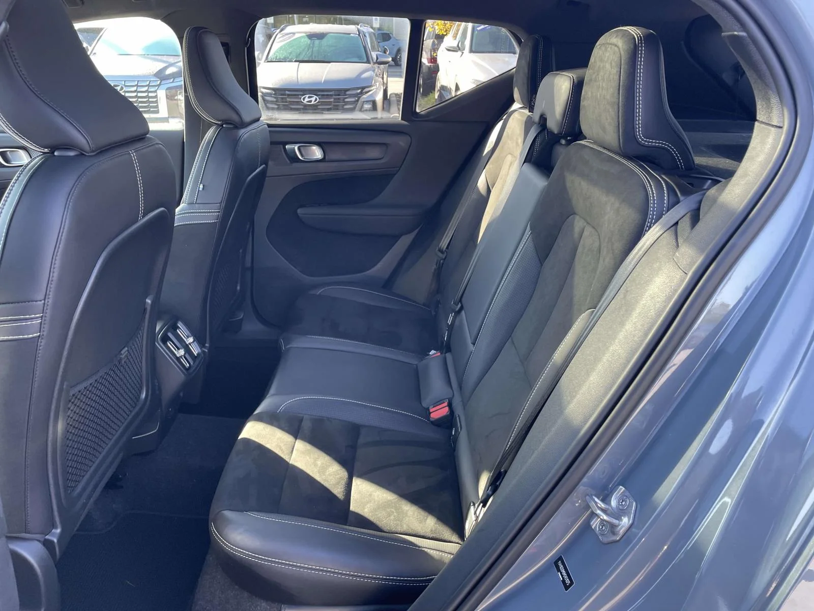 Used 2021  Volvo R-Design image 3