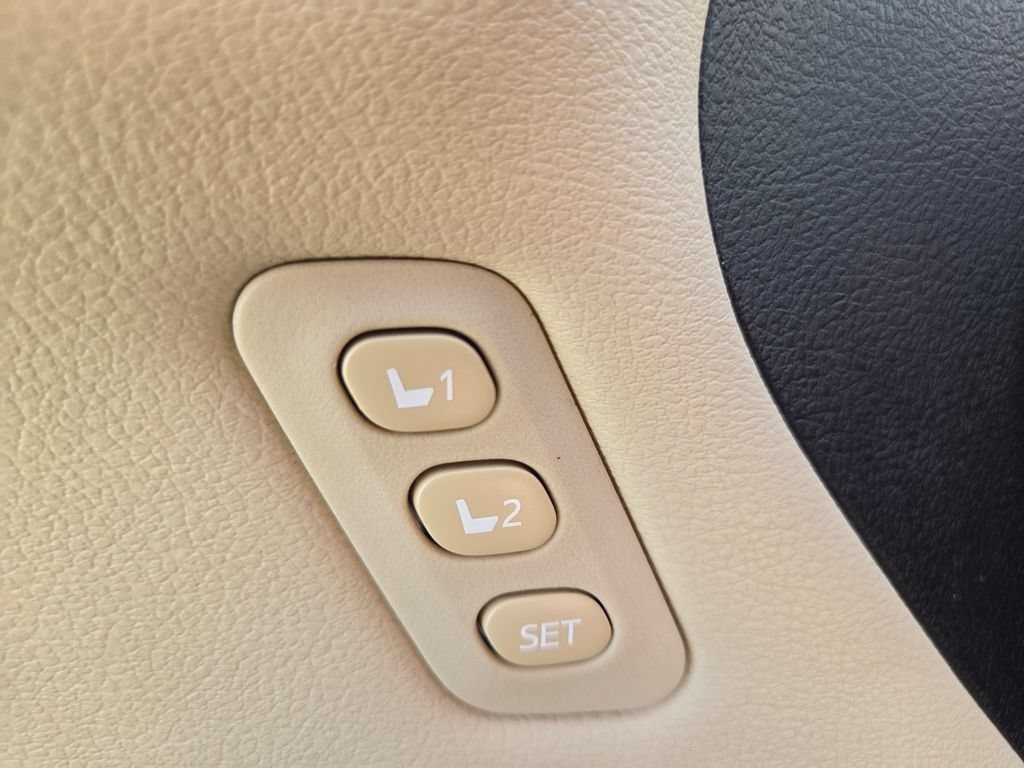 Certified Used 2018 Creme Brulee Toyota XLE Premium image 19