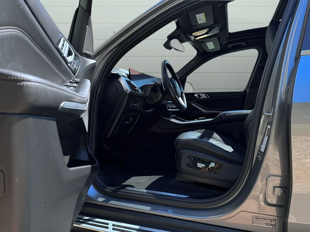 Used 2025 Gray BMW xDrive40i image 9