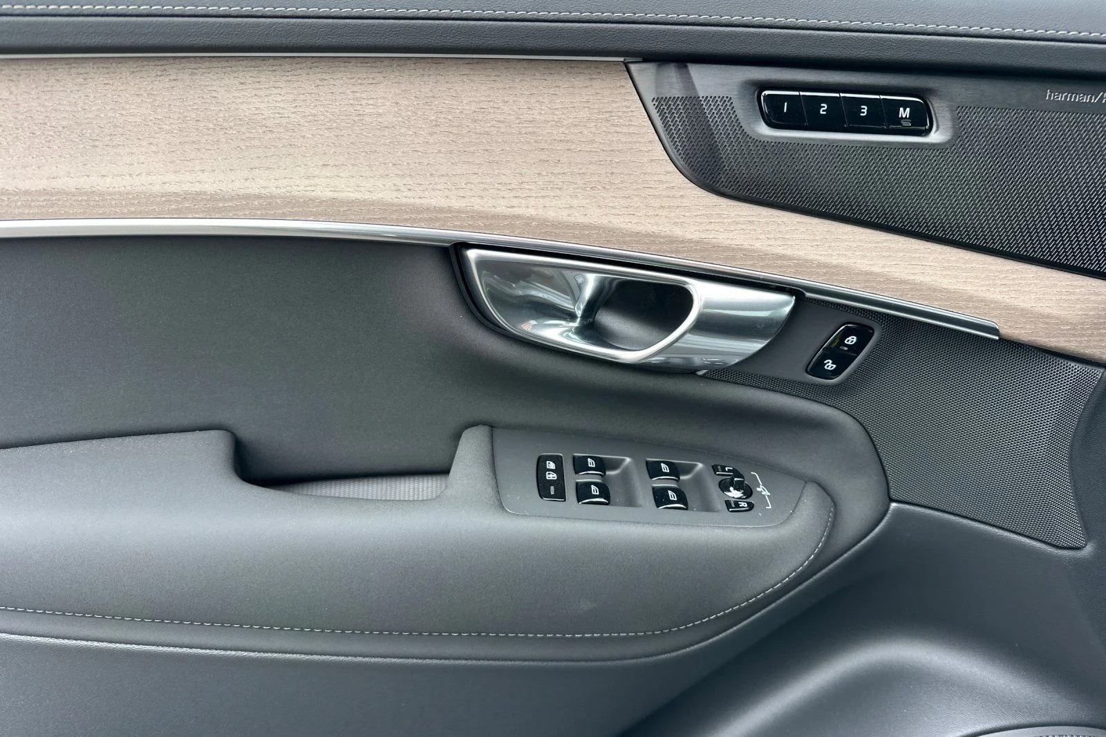 New 2026 Gray Volvo T8 Plus image 10
