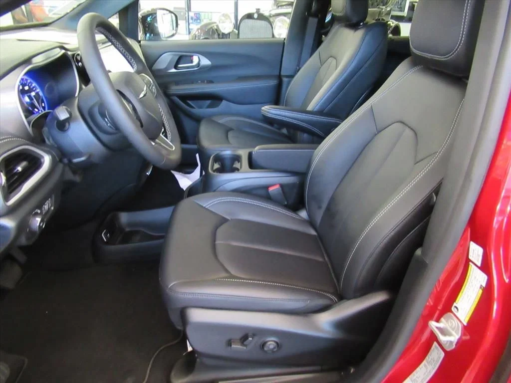 2026 Chrysler Pacifica Select - Photo 15