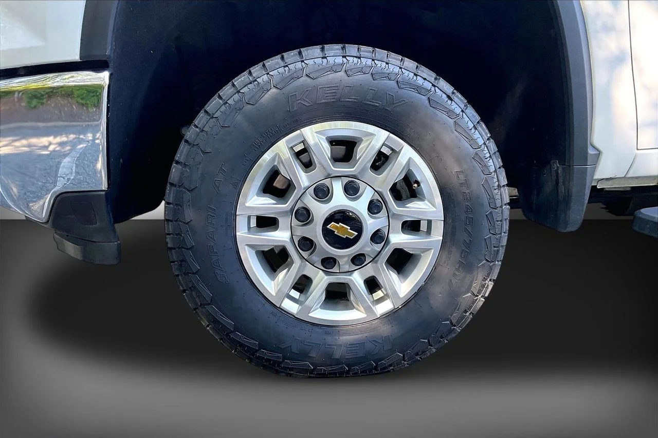 Used 2025 White Chevrolet LT image 32