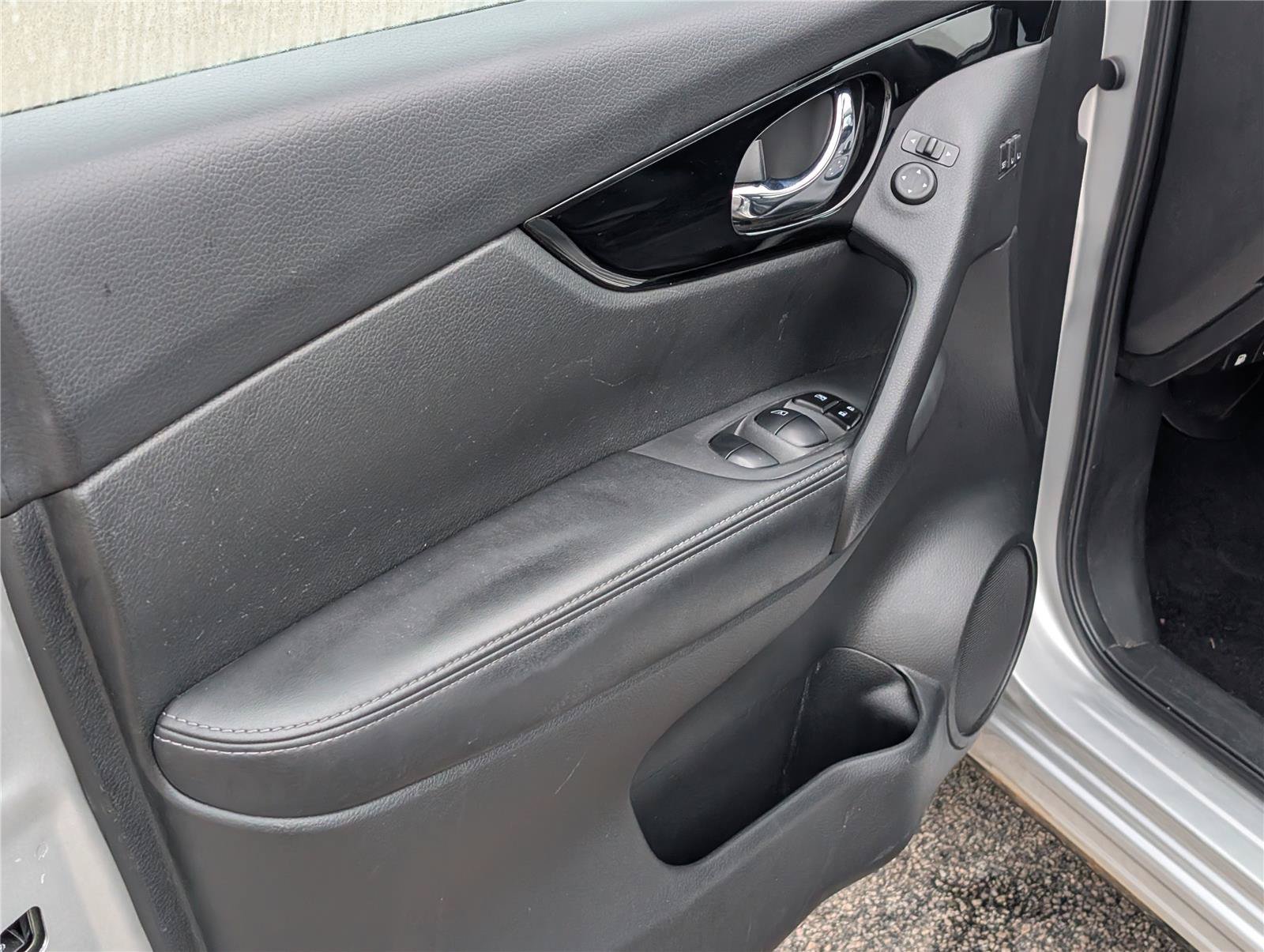 Used 2022 Brilliant Silver Metallic Nissan SV image 14