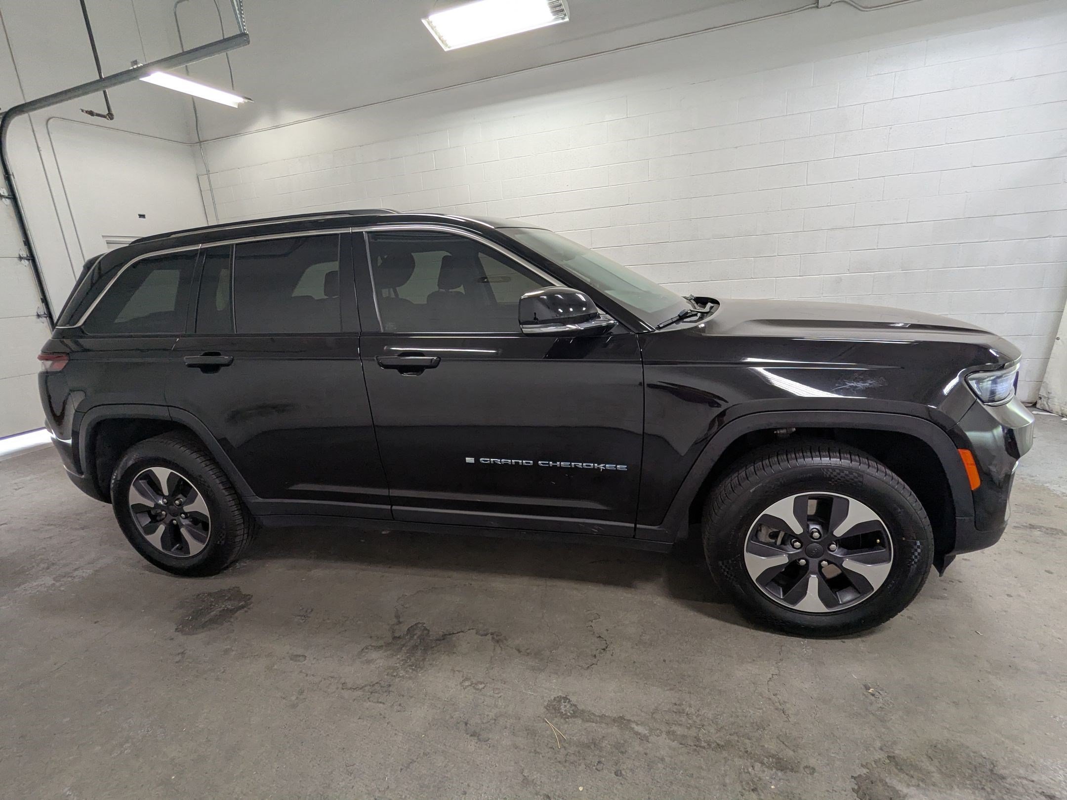 Used 2022 Diamond Black Crystal Pearlcoat Jeep 4xe image 3