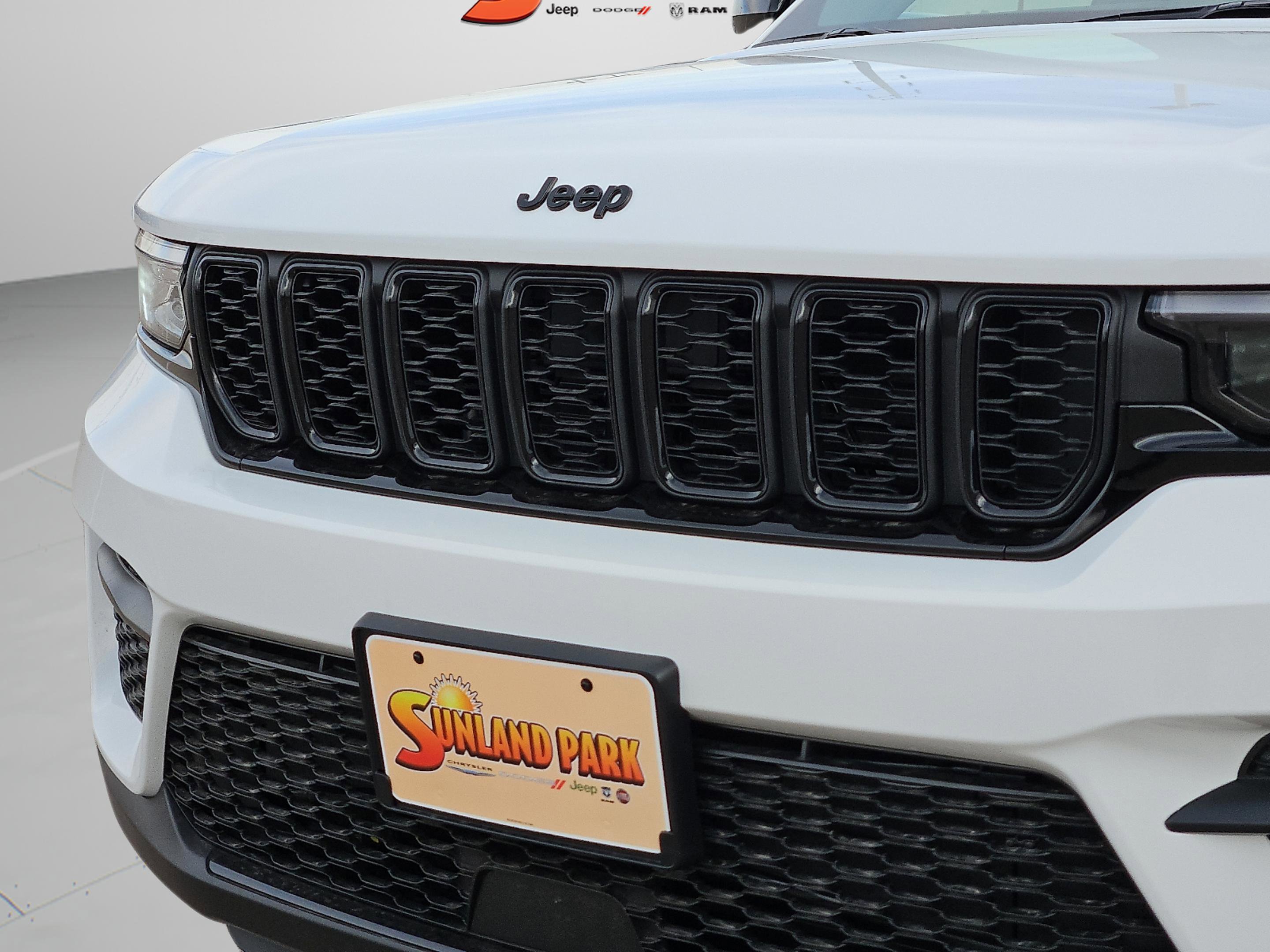 New 2025 Bright White Clear-Coat Exterior Paint Jeep Altitude X image 7