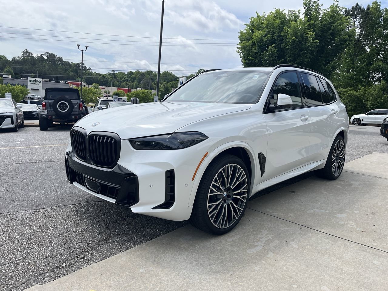 New 2026 Mineral White Metallic BMW xDrive40i image 4