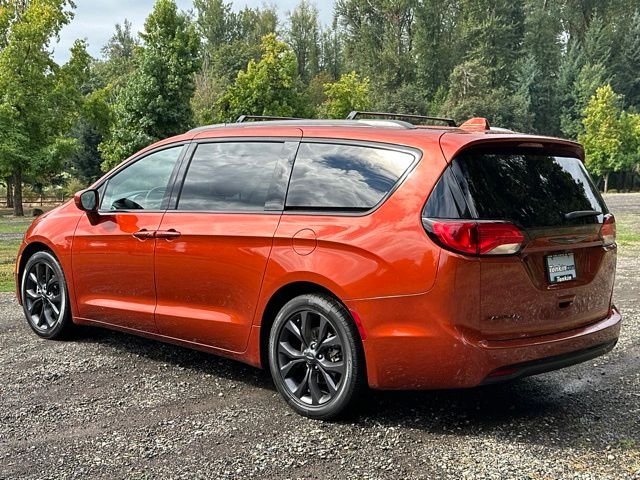 Used 2018 Copper Pearlcoat Chrysler Touring L image 7