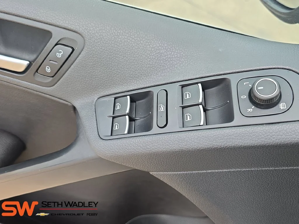 Used 2016 White Volkswagen SE image 27
