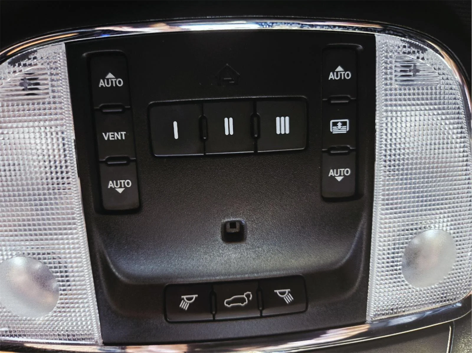Used 2019 Diamond Black Crystal Pearlcoat Jeep Overland image 35