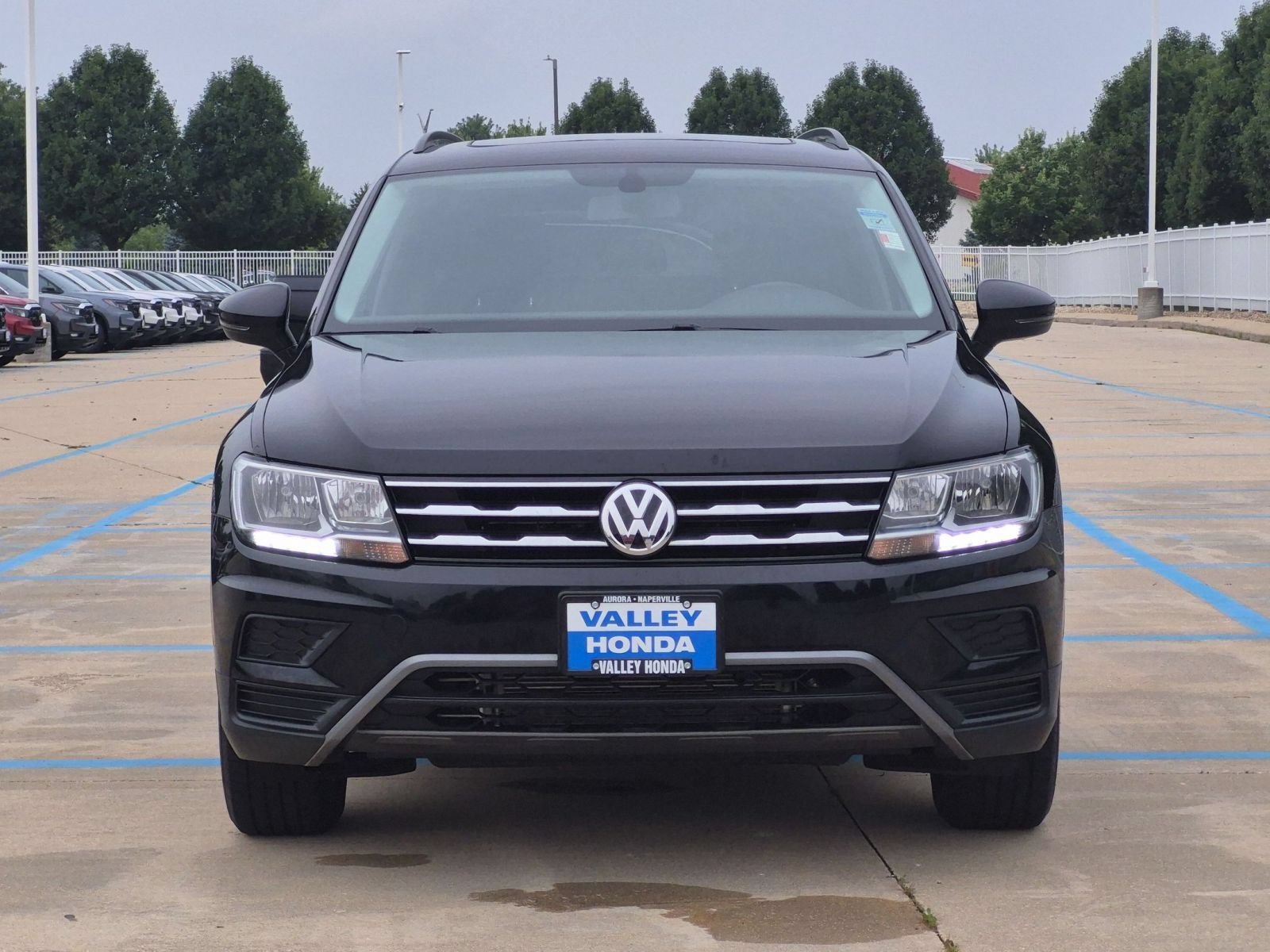 Used 2019 Deep Black Volkswagen SE image 3