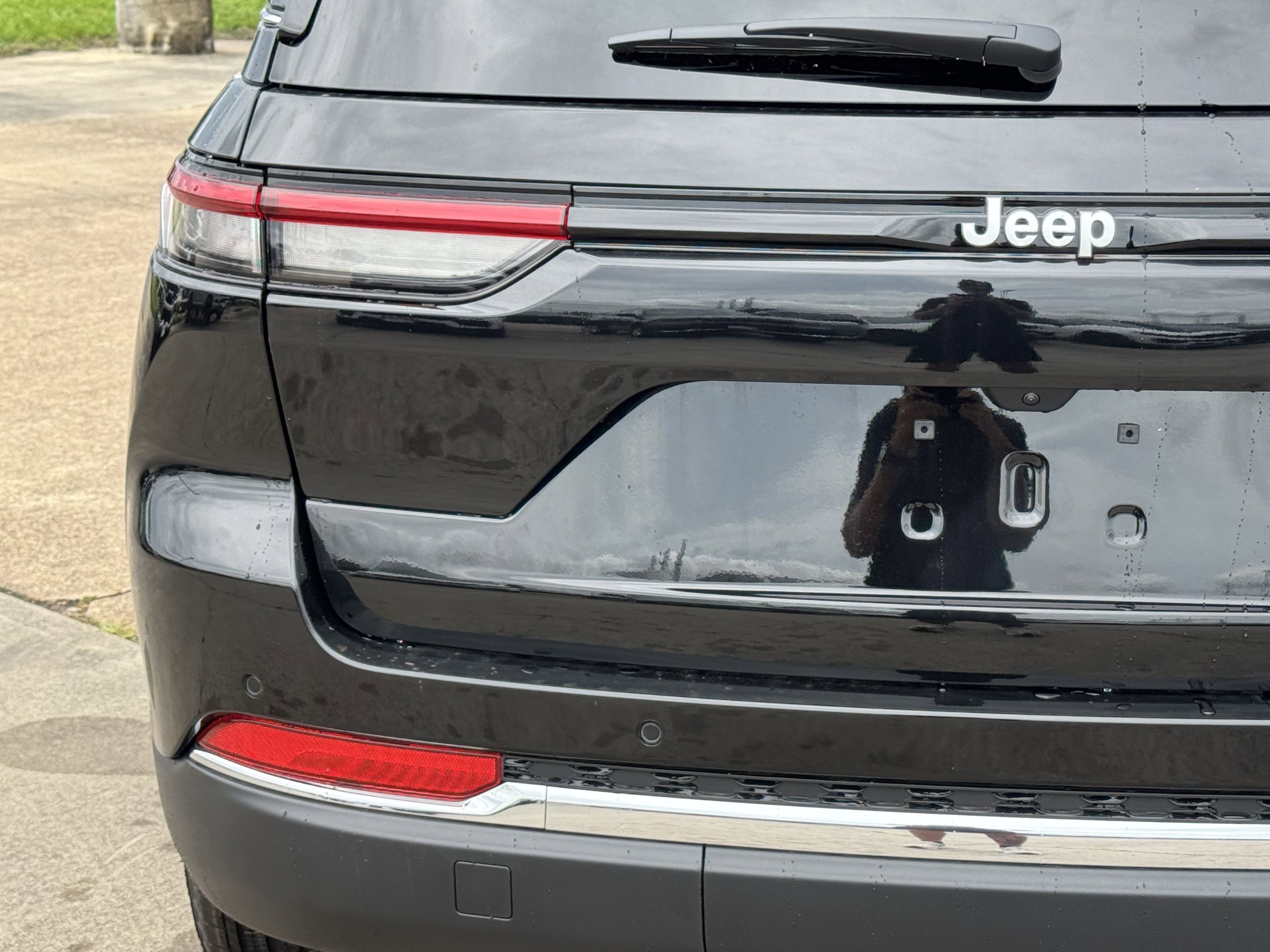 New 2026 Diamond Black Crystal Pearl-Coat Exterior Paint Jeep Laredo X image 10