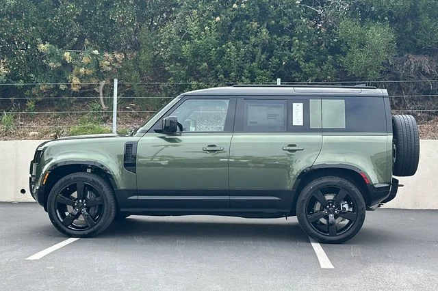 New 2026 Woolstone Green Land Rover X-Dynamic SE image 2