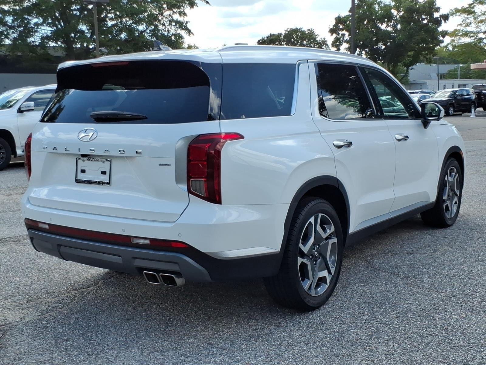Used 2024 Hyper White Hyundai SEL 7P image 8