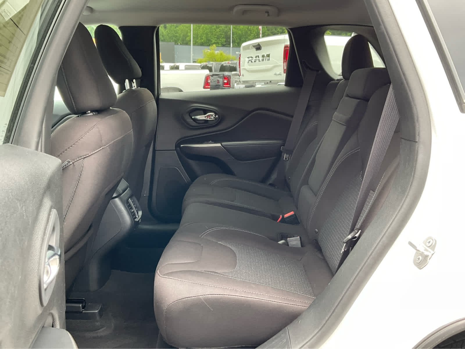 Used 2019 Bright White Clearcoat Jeep Latitude image 24
