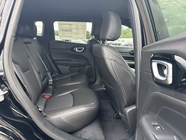 New 2026 Diamond Black Crystal Pearl-Coat Exterior Paint Jeep Latitude image 19