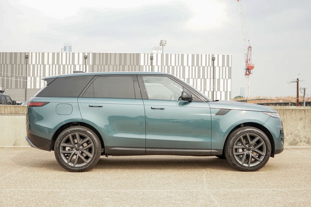 New 2026 Giola Green Metallic Land Rover SE image 8