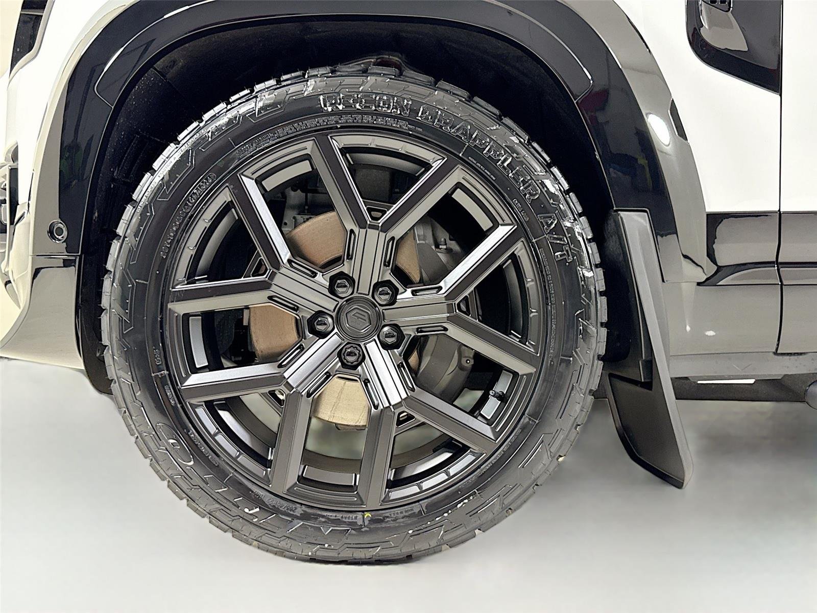 Used 2026 Fuji White Land Rover X-Dynamic SE | Urban Widetrack Build image 38