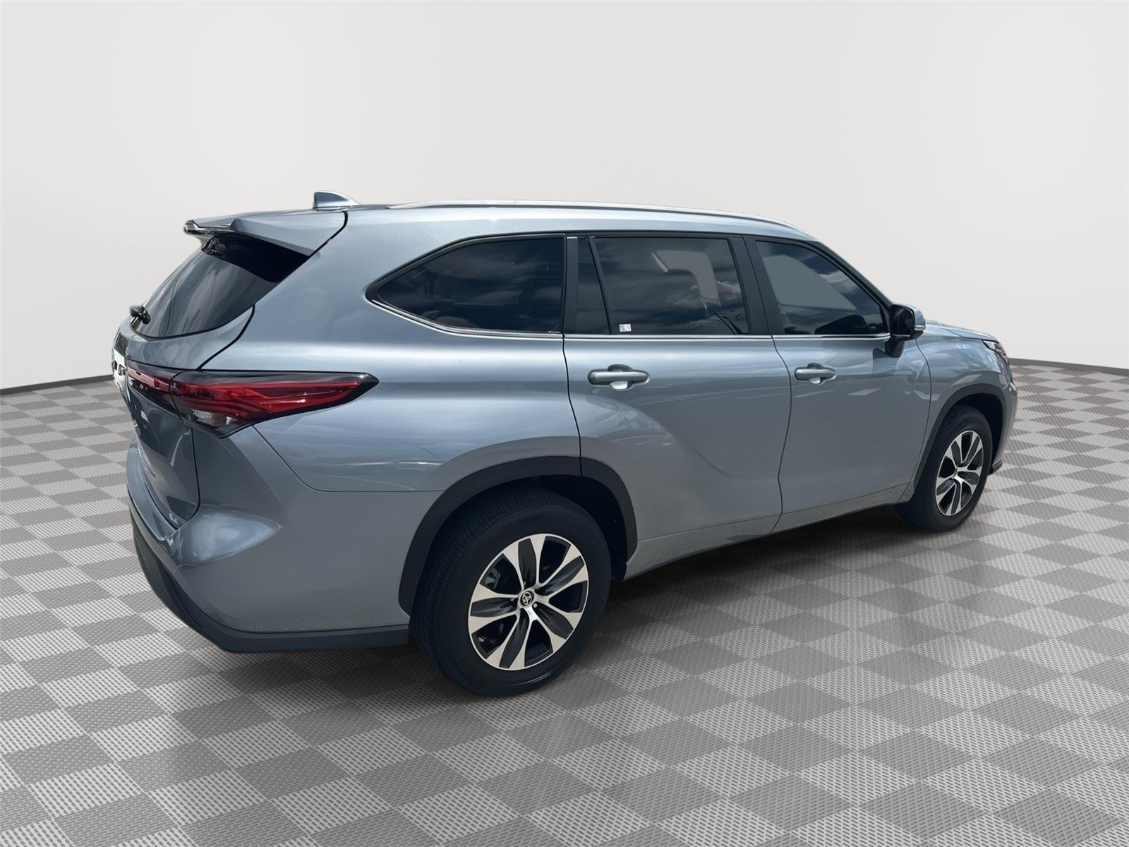 Used 2023 Moon Dust TOYOTA XLE image 4