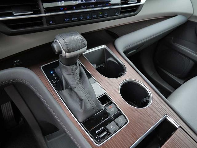 Certified Used 2022 WIND CHILL PEARL Toyota  image 24