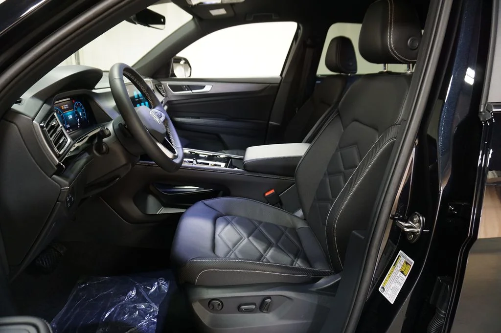 New 2026 Black Volkswagen 2.0T SE w/Technology image 11