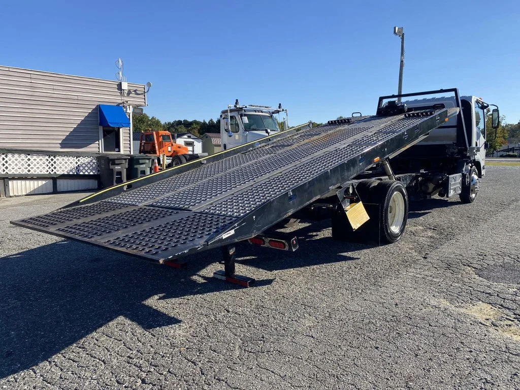 Used 2019  Isuzu Rollback image 6