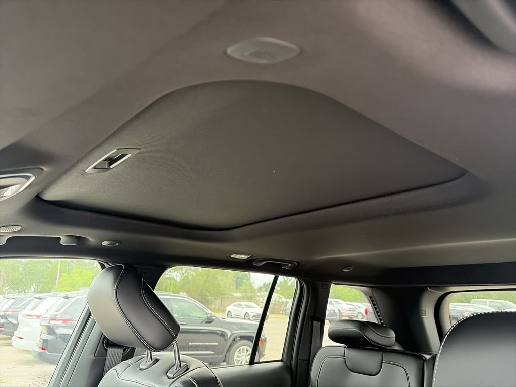 New 2026 Baltic Gray Metallic Clear-Coat Exterior Paint Jeep Altitude image 30