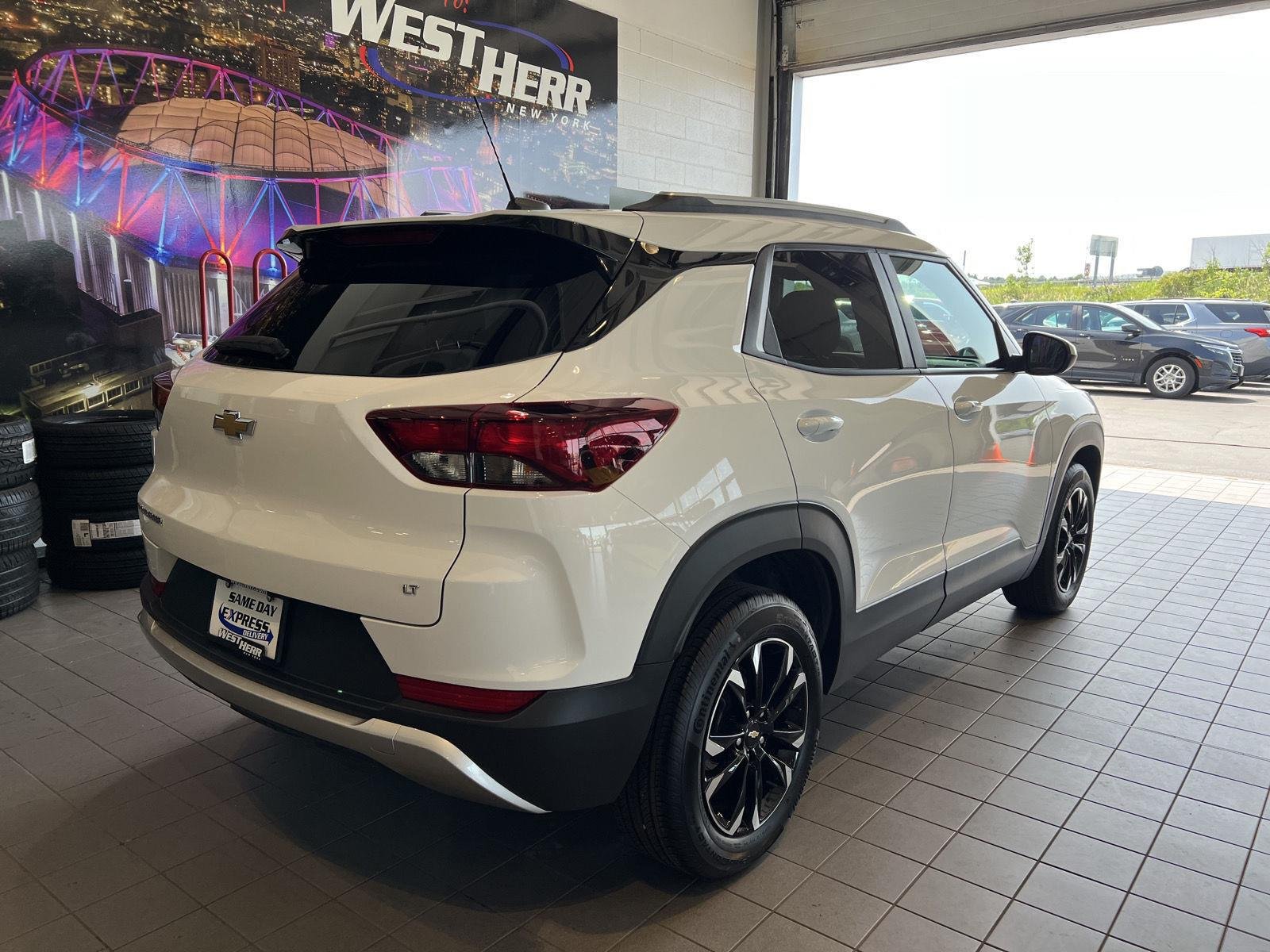 Used 2023 Summit White Chevrolet LT image 10