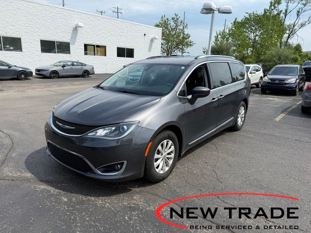 2018 Chrysler Pacifica Touring L's photo