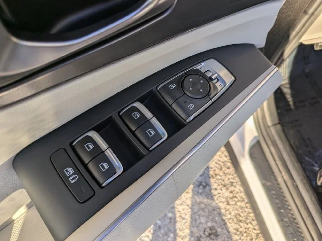 Used 2023 White Kia S image 16