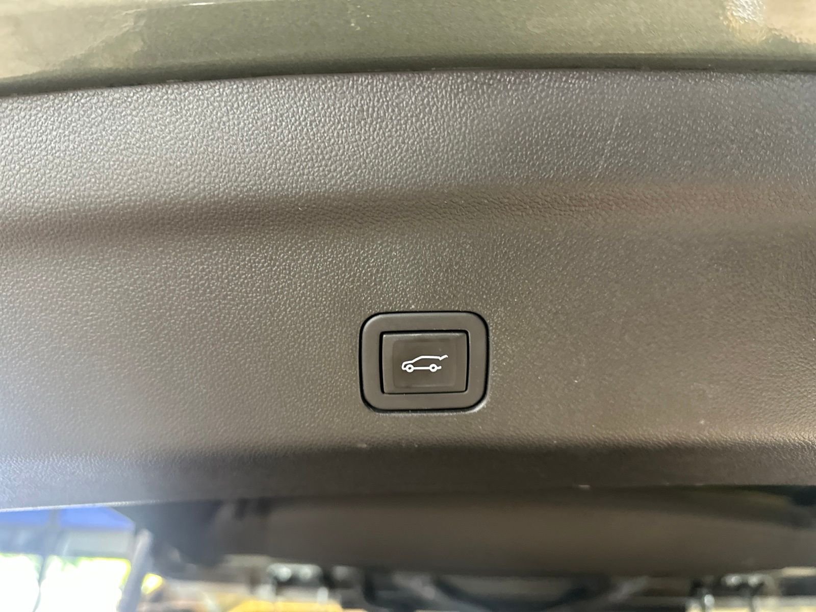 Used 2024  Chevrolet Premier image 29