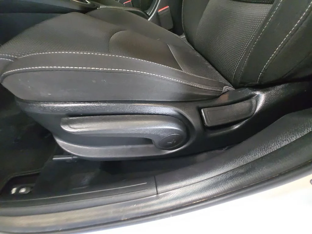 Used 2021 White Kia FE image 27