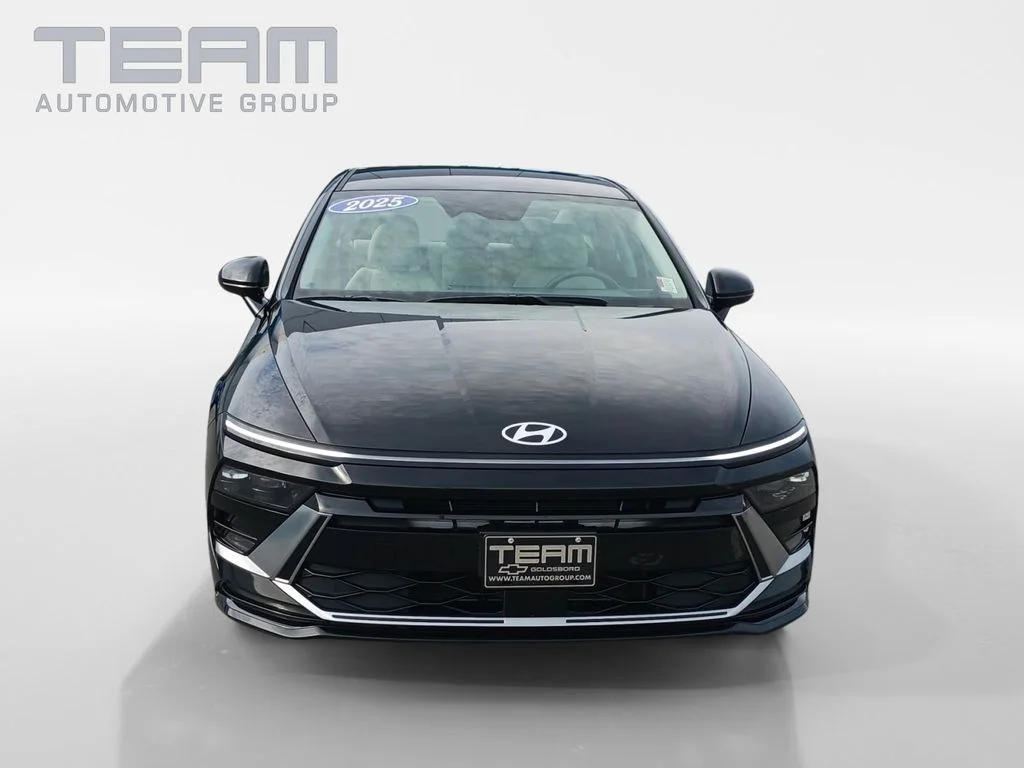 Used 2025 Black Hyundai SEL image 2