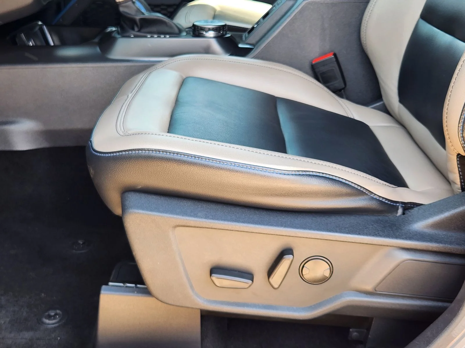 Used 2024 Gray Ford Wildtrak image 24
