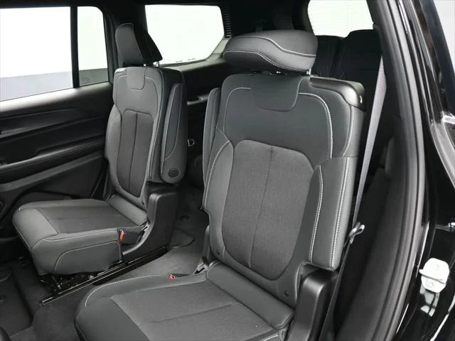 New 2026 Diamond Black Crystal Pearl-Coat Exterior Paint Jeep Laredo image 26