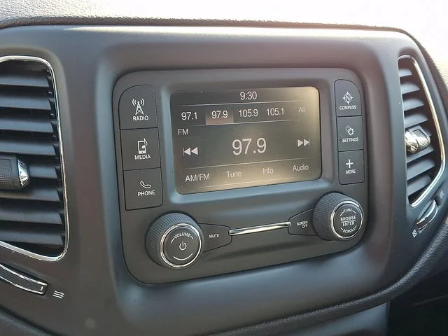 Used 2018 White Jeep Latitude image 17