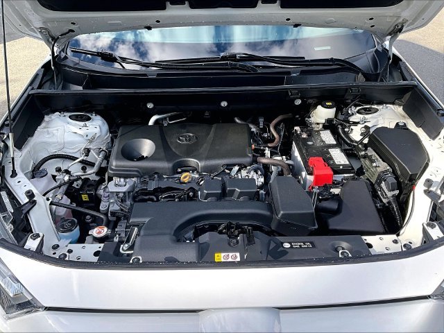 Used 2025 White Toyota XLE image 10