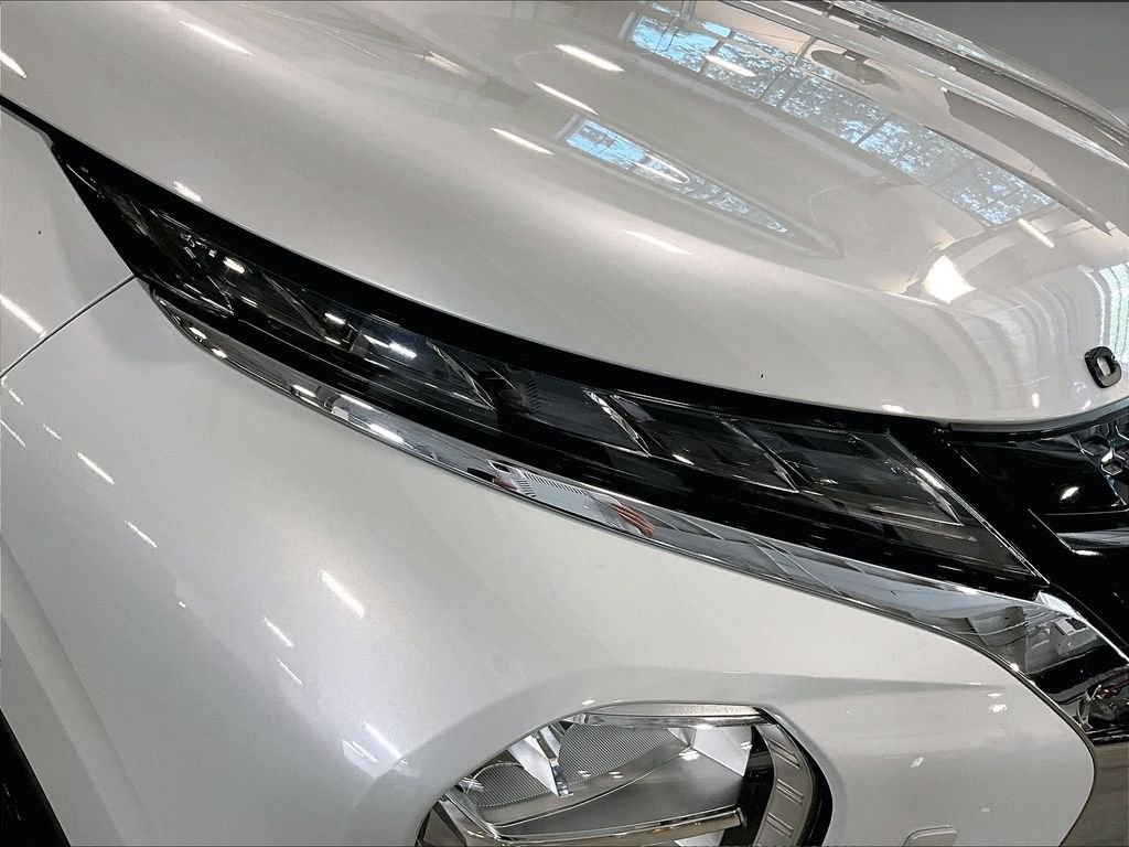 Used 2024 White Mitsubishi SE image 34