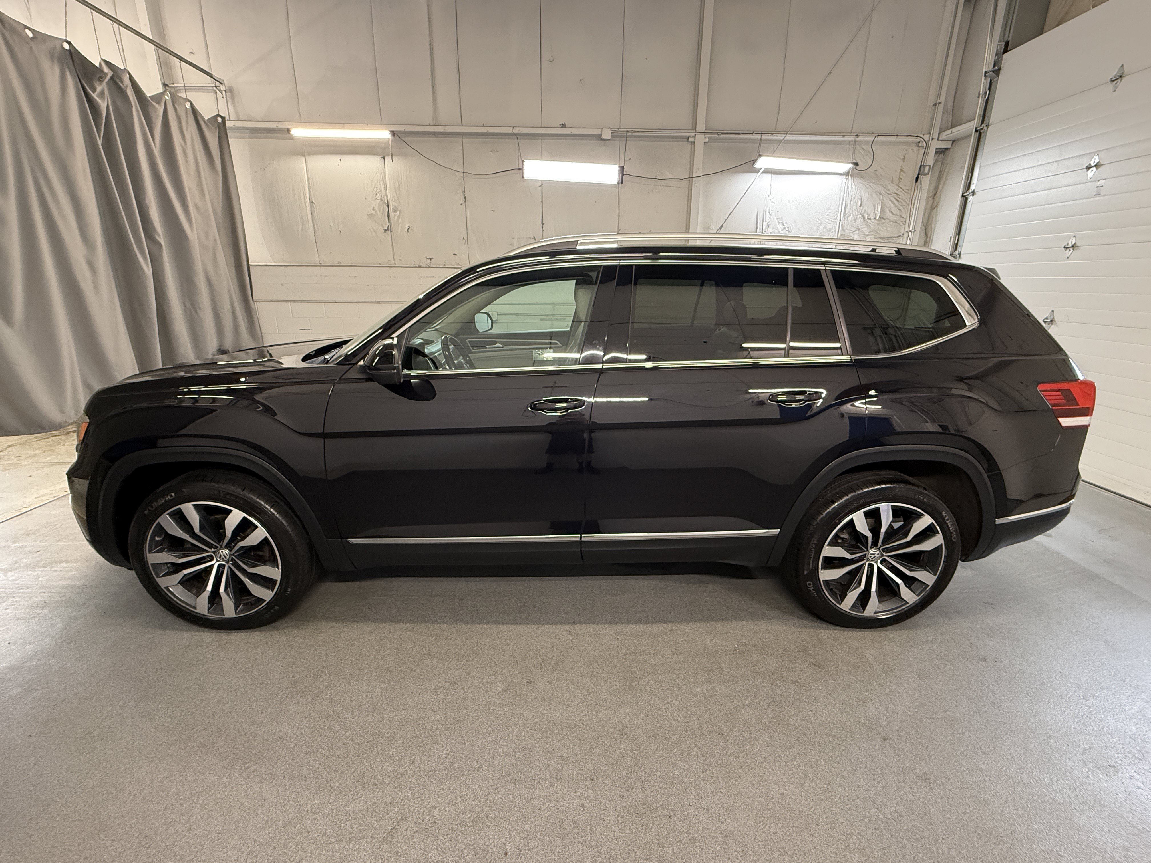 Used 2019 Deep Black Pearl Volkswagen 3.6L V6 SEL Premium image 5