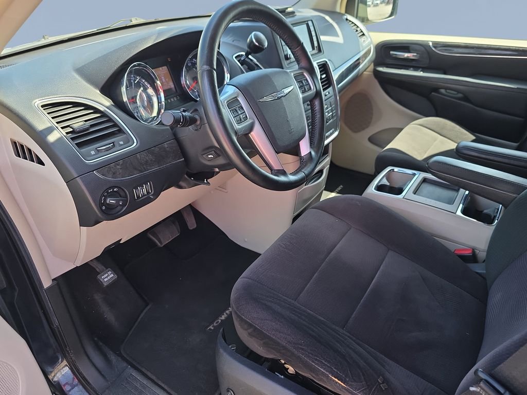 2011 Chrysler Town & Country Touring - Photo 10
